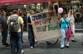 게이(Gay)들이 동성애를 지지하는 캠페인을 벌이는 중 2