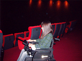 극장 내의 이동식 의자를 체험 중인 단원