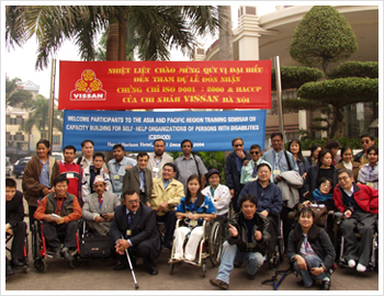 베트남의 수도인 하노이에서 장애인당사자조직의 역량강화를 위한 아태지역 트레이닝 세미나에 참여한 회원들 사진입니다.