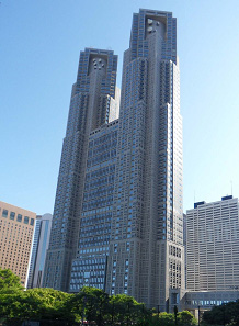 니시신주쿠 도심의 고층빌딩 중 가장 초현대식 건물인 도쿄도 제1청사