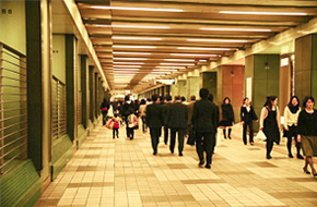 도쿄도청에서 신주쿠 역 가는 연결 통로
