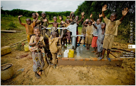 물을 기부하자, Cahrity;Water의 프로젝트를 통해 깨끗한 물을 쏟아내는 우물을 가지게 되어 기뻐하는 아이들